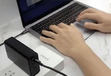 筆記本電腦可以一直插著電源嗎
