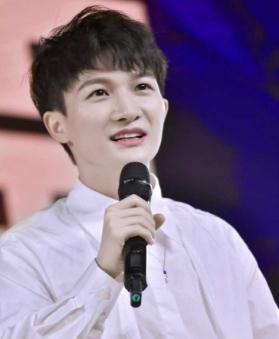 周深的真名叫什么，是男是女？(周深個人資料簡介)