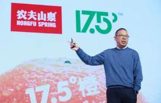 鐘睒睒怎么突然成首富了?鐘睒睒與他的農(nóng)夫山泉。