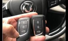東風e70新能源汽車鑰匙怎么打開？